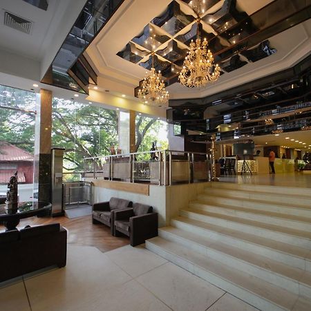 The South Park Hotel Thiruvananthapuram Buitenkant foto