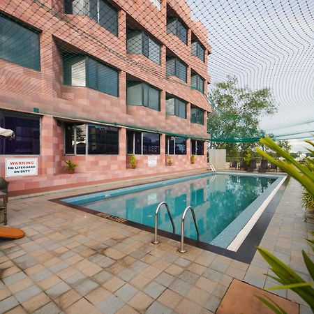 The South Park Hotel Thiruvananthapuram Buitenkant foto