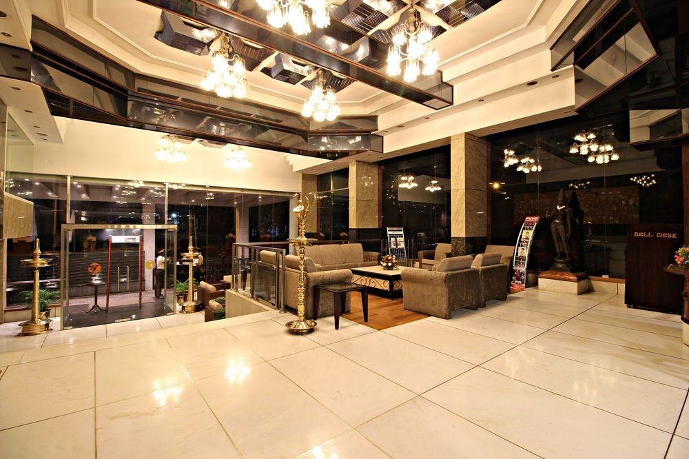 The South Park Hotel Thiruvananthapuram Buitenkant foto