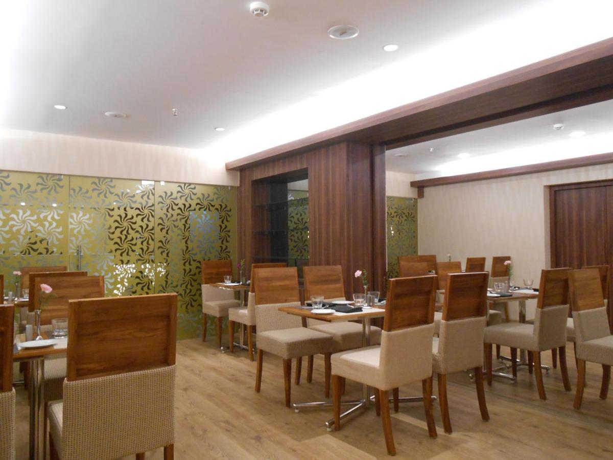 The South Park Hotel Thiruvananthapuram Buitenkant foto