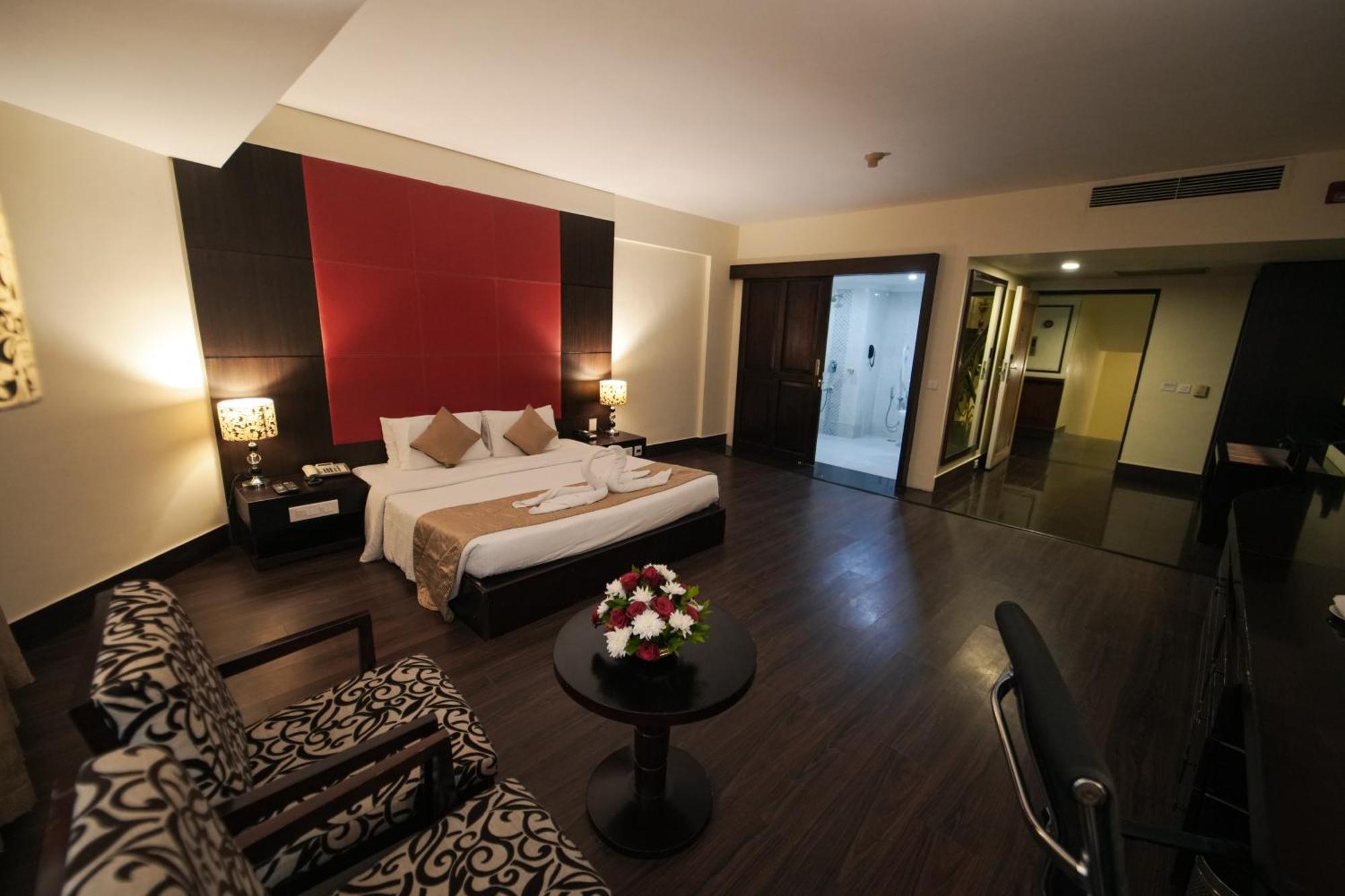 The South Park Hotel Thiruvananthapuram Buitenkant foto