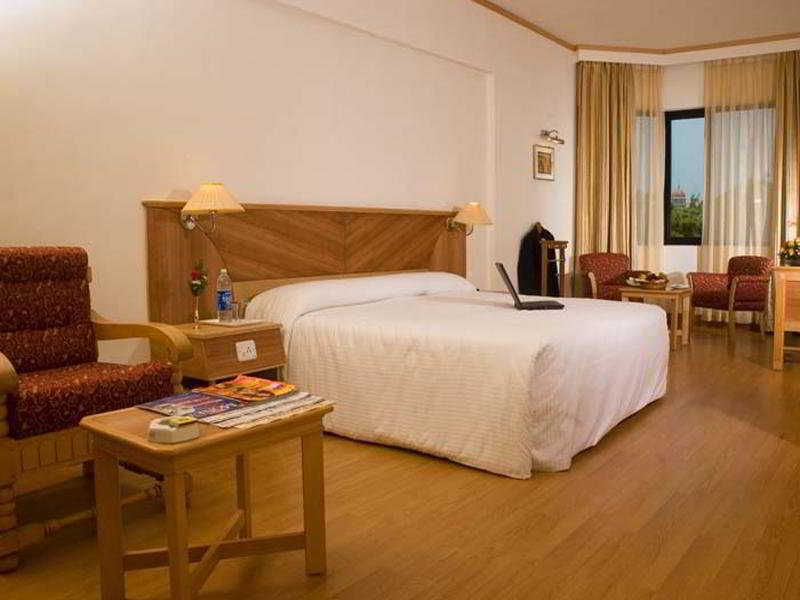 The South Park Hotel Thiruvananthapuram Buitenkant foto
