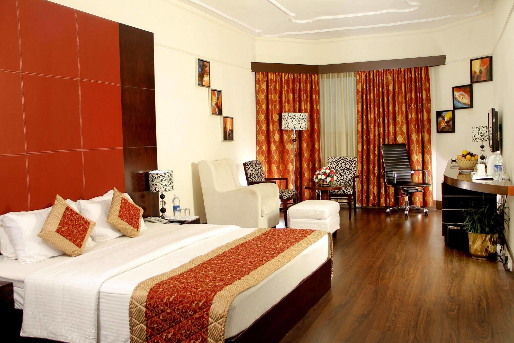 The South Park Hotel Thiruvananthapuram Buitenkant foto