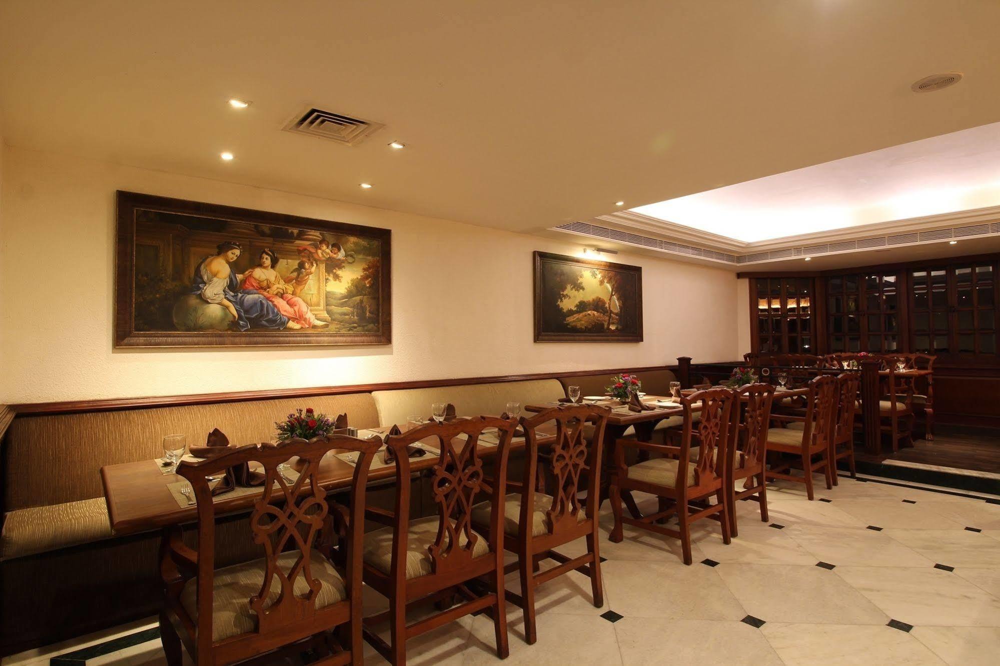 The South Park Hotel Thiruvananthapuram Buitenkant foto