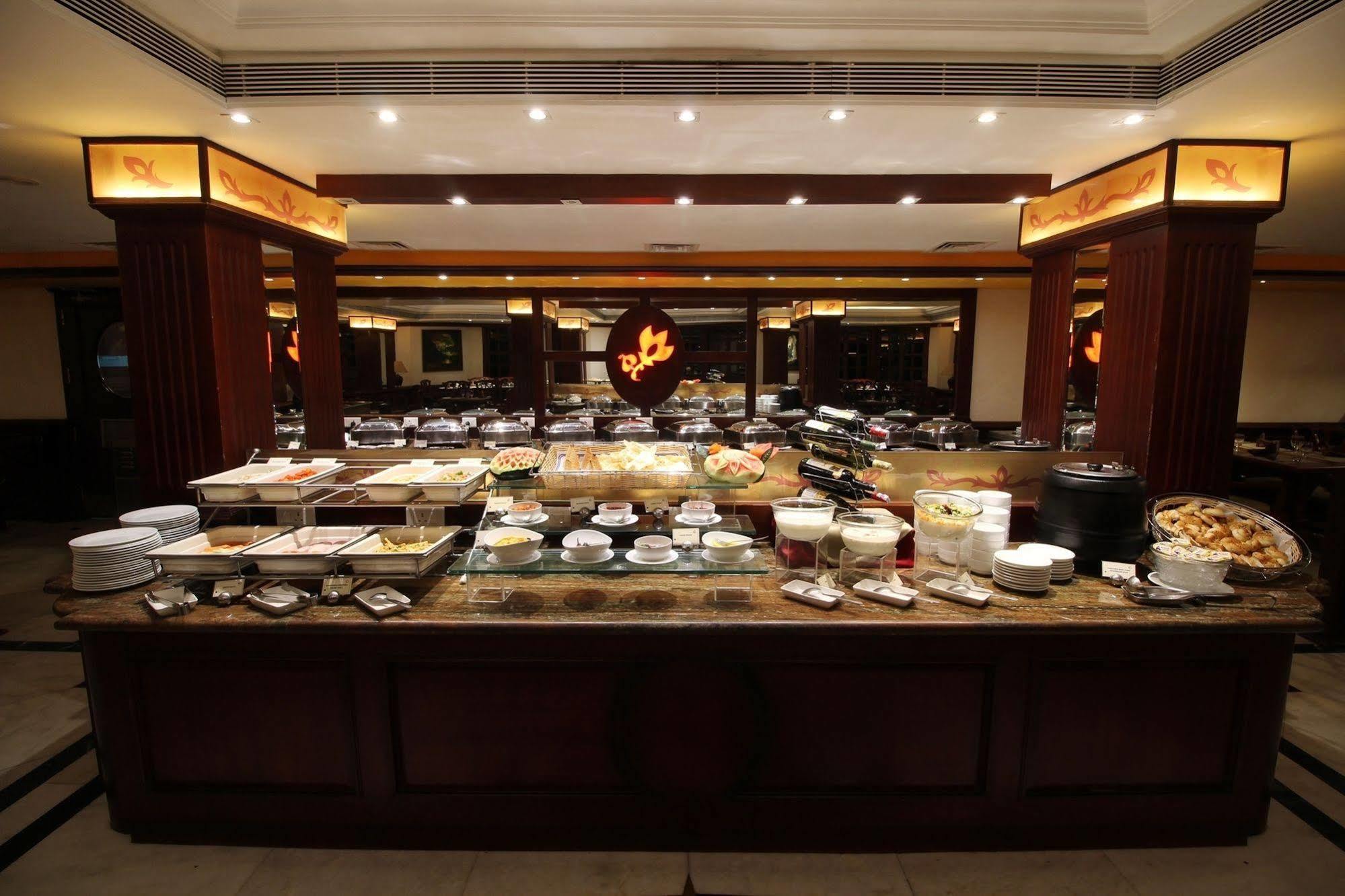 The South Park Hotel Thiruvananthapuram Buitenkant foto