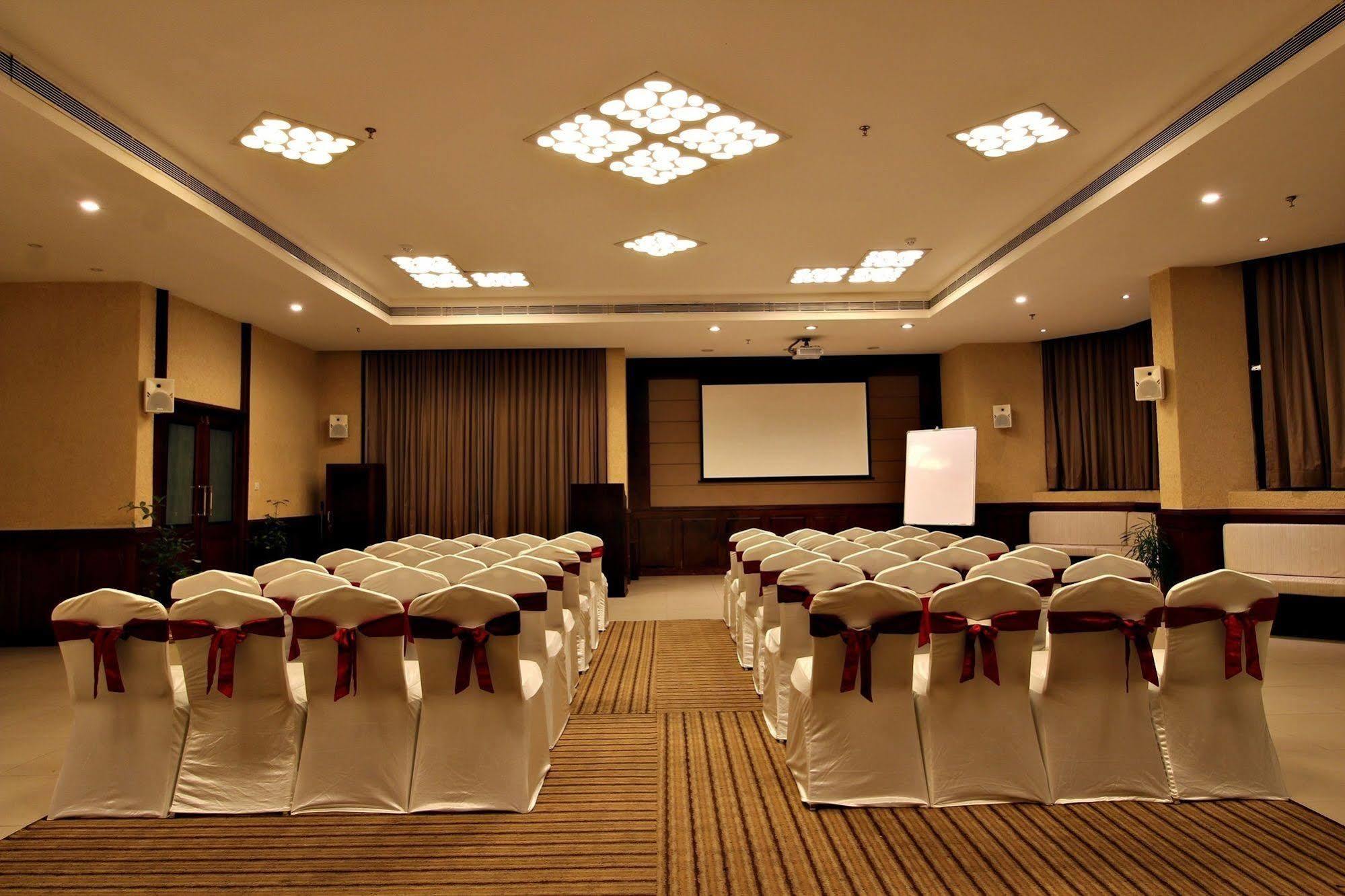 The South Park Hotel Thiruvananthapuram Buitenkant foto