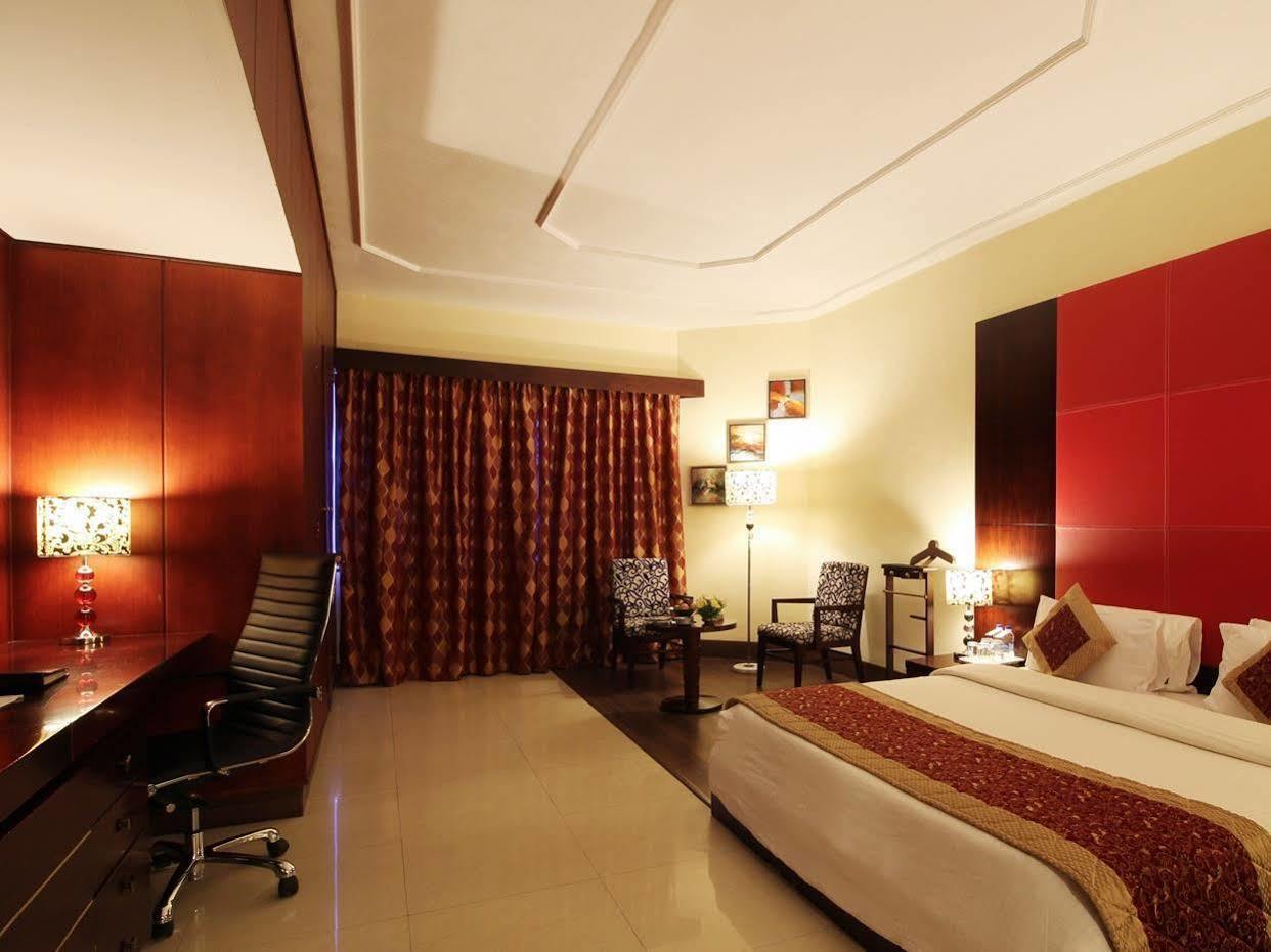 The South Park Hotel Thiruvananthapuram Buitenkant foto