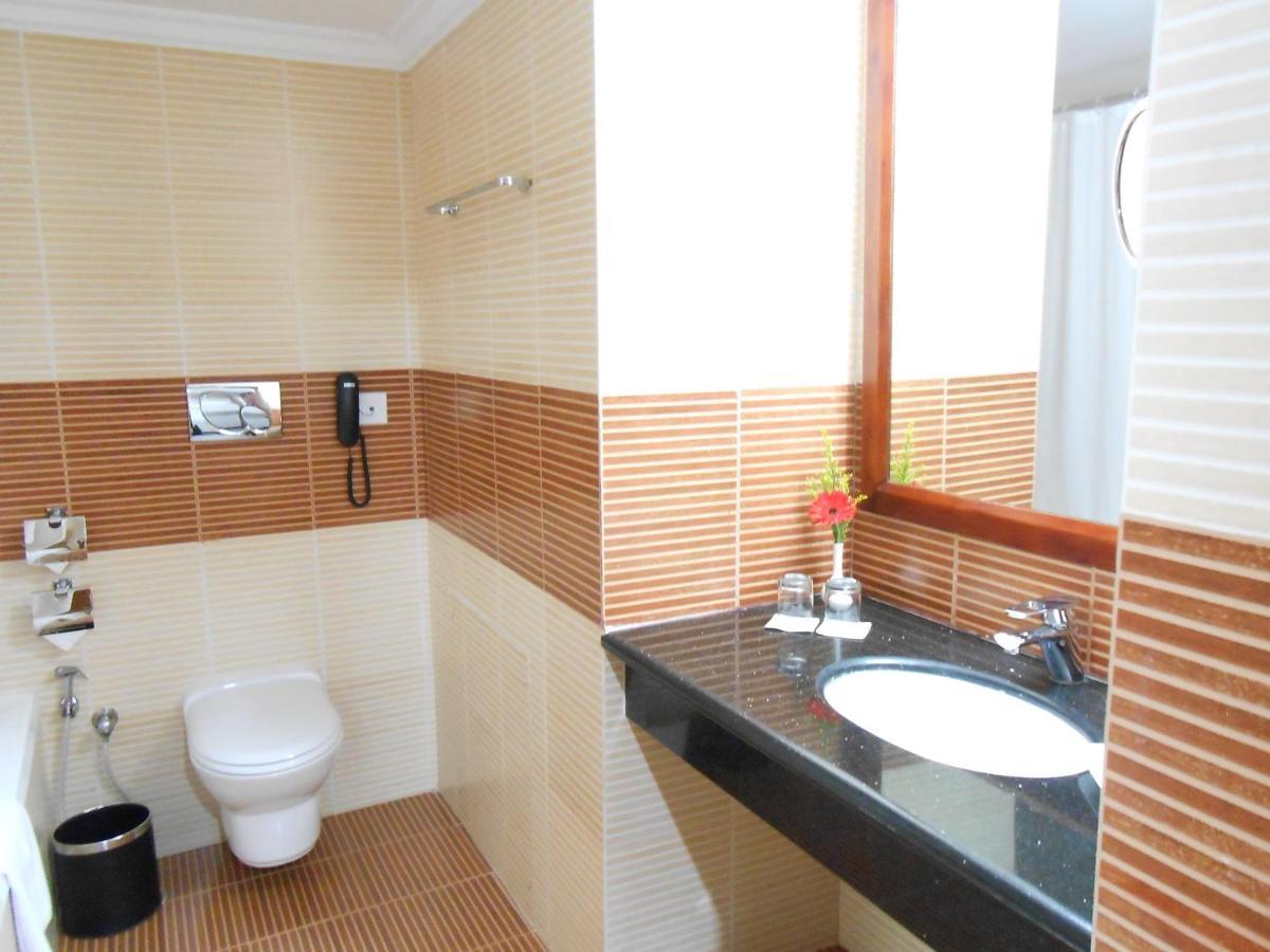 The South Park Hotel Thiruvananthapuram Buitenkant foto