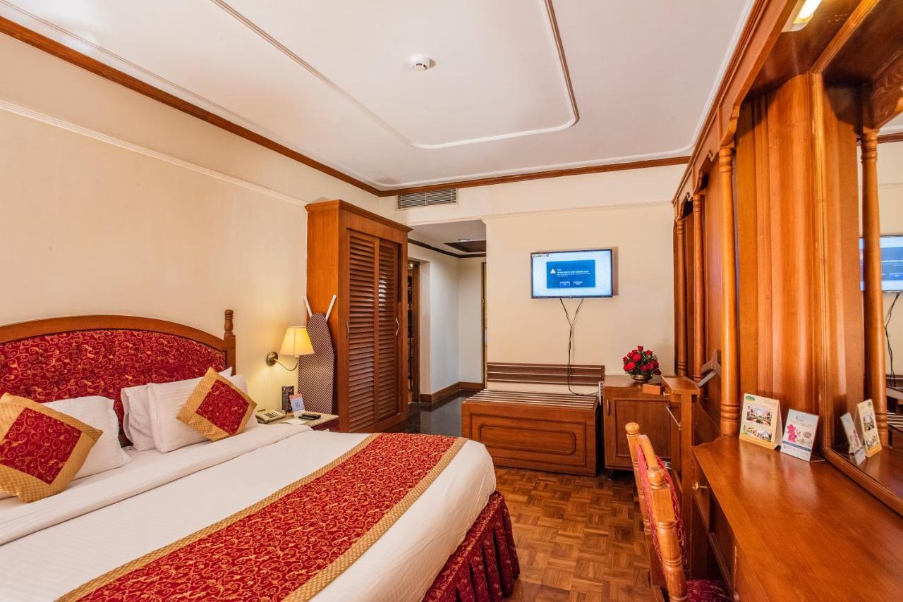 The South Park Hotel Thiruvananthapuram Buitenkant foto