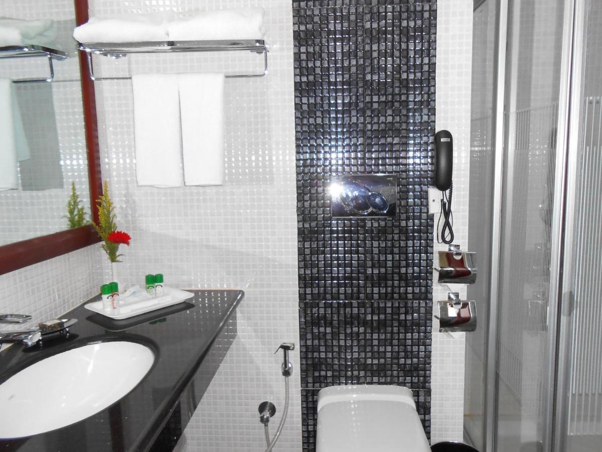 The South Park Hotel Thiruvananthapuram Buitenkant foto
