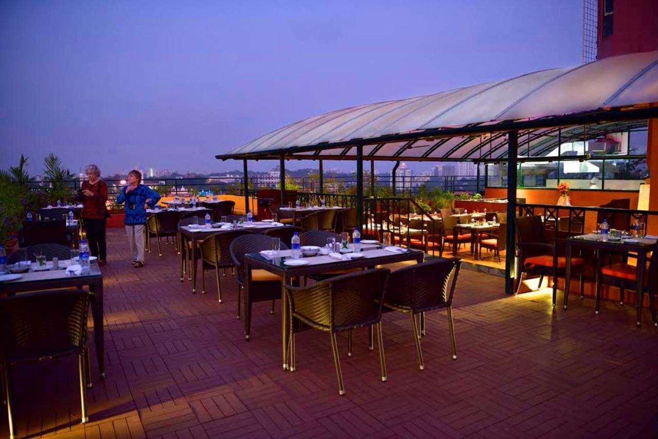 The South Park Hotel Thiruvananthapuram Buitenkant foto