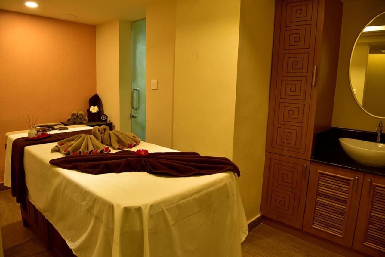 The South Park Hotel Thiruvananthapuram Buitenkant foto