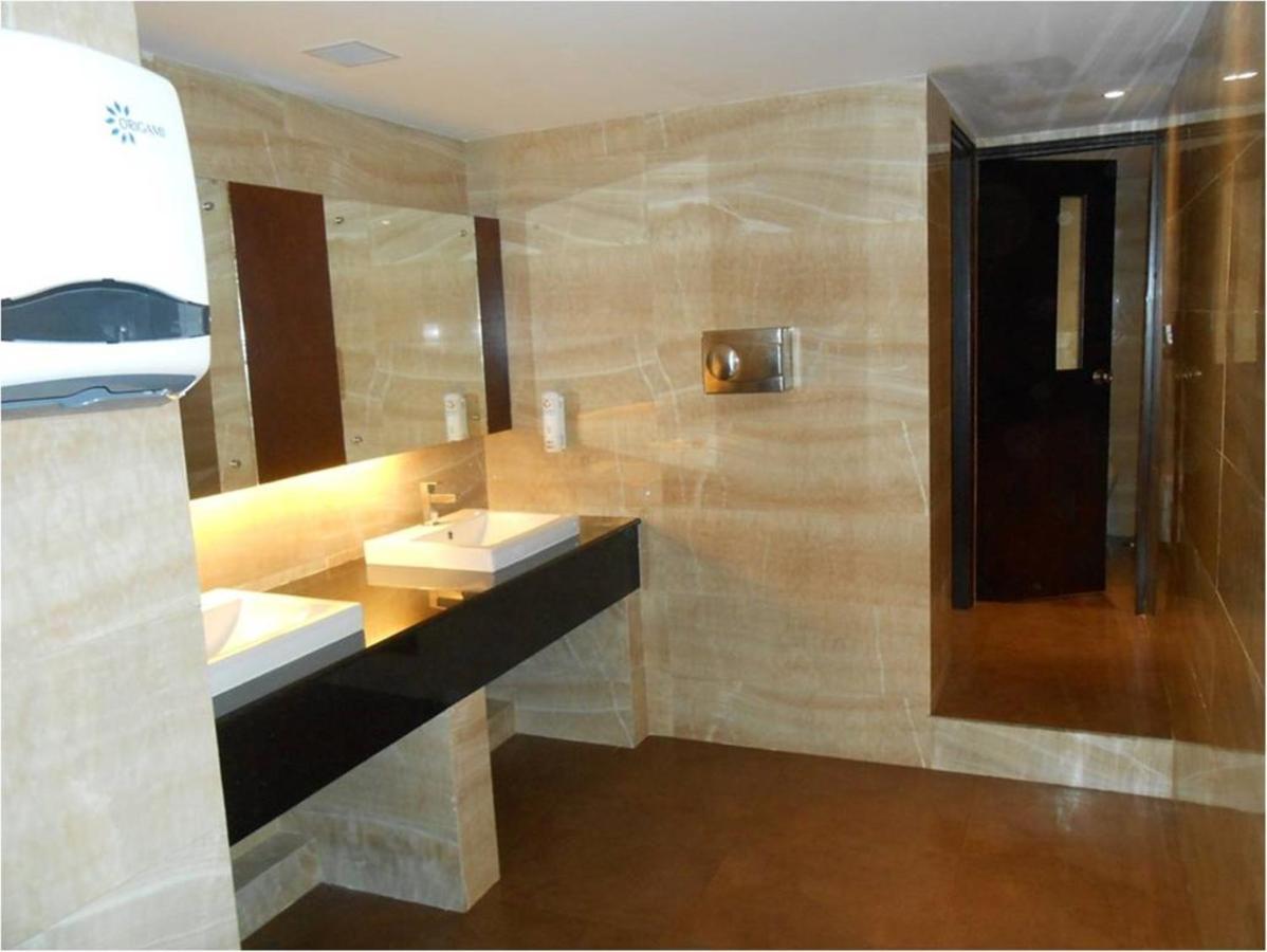 The South Park Hotel Thiruvananthapuram Buitenkant foto